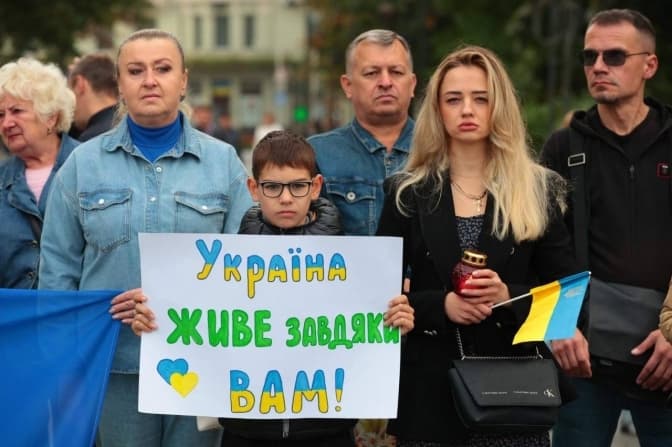 Львів зупинився в хвилині мовчання на знак вдячності захисникам. Фото