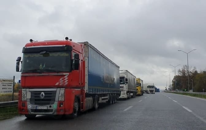 Польща призупинила пропуск українських вантажівок, які не мають дозволів на перевезення