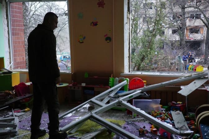 Кличко розповів, що робитимуть із пошкодженим ракетою будинком