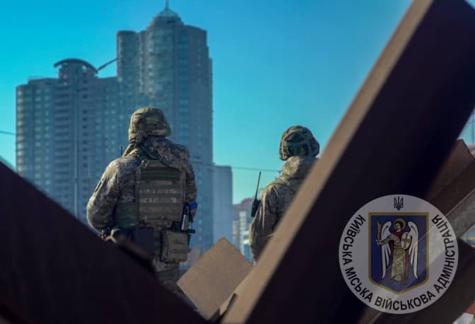 На вулицях столиці з’явились військові блокпости. У КМВА пояснили причину