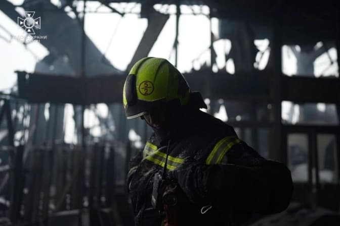В Києві ліквідували пожежу на складах, яка виникла внаслідок ракетного обстрілу 2 січня