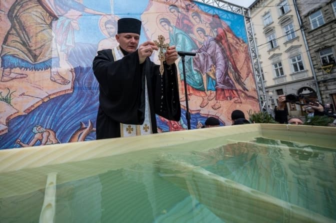 Військові капелани різних конфесій освятять воду на площі Ринок. Підсумки доби