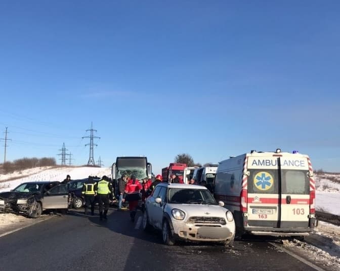 Біля Львова через ДТП перекриті дві смухи руху. ОНОВЛЕНО