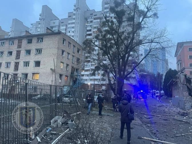 Бойова частина ракети влучила у житловий будинок в Святошинському районі і не вибухнула