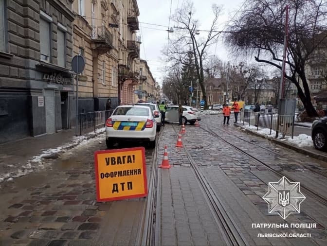 На вулиці Генерала Чупринки у Львові сталася ДТП. Рух ускладнений