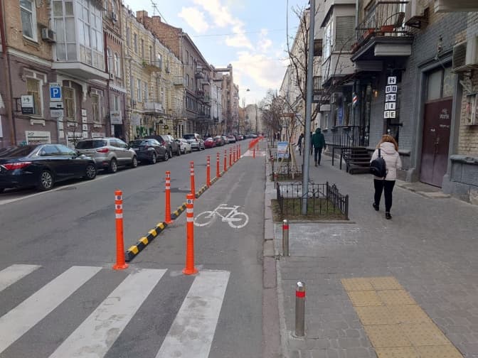 На Рейтарській встановили антипаркувальні стовпчики вздовж велосмуги