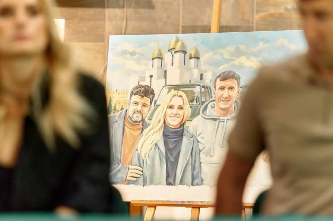 Картини, на яких зображені львівські волонтери, представлять у Парижі та Нью-Йорку