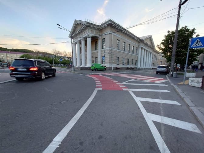 На Контрактовій у Києві облаштували велосипедні смуги