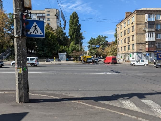 В Києві облаштовують два нові наземні переходи