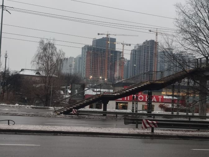 На Саперно-Слобідській після загибелі людини у ДТП відкрили аварійний надземний перехід