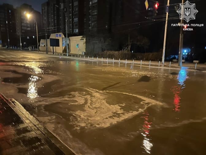 Велику Васильківську в Києві знову затопило через прорив труби