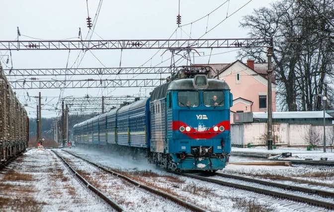 «Укрзалізниця» поповнила поїзди на Львівщину додатковими вагонами