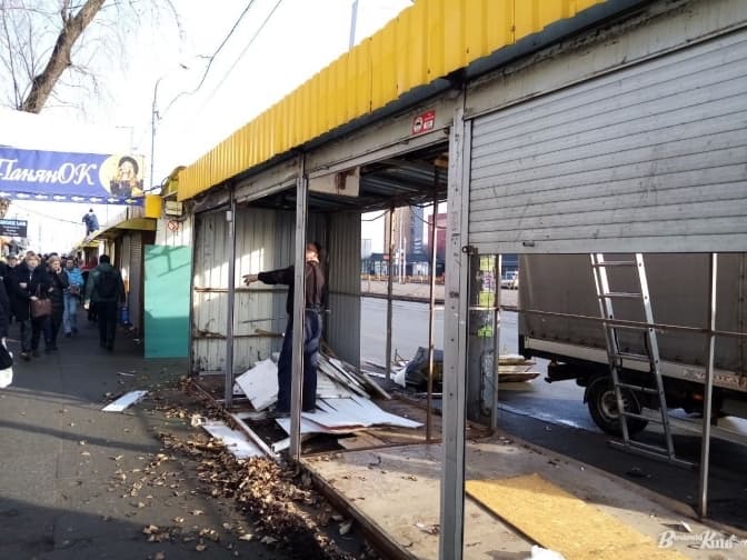 Біля метро «Почайна» зносять ряди кіосків