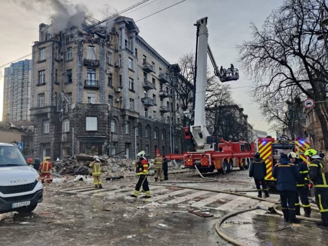 В Києві завершують обстеження пам’ятки архітектури на Банковій, яку пошкодив російський дрон