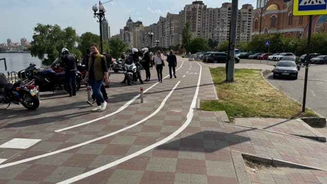 На Оболонській набережній зробили дивну велодоріжку, яку ніхто не погоджував