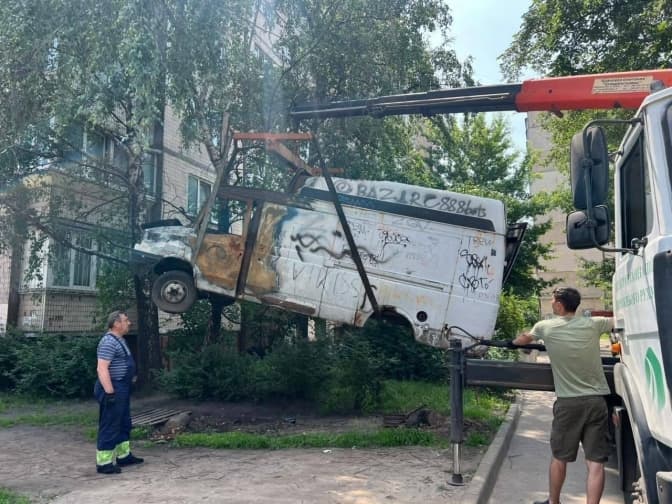 У Києві прибрали вже майже 600 покинутих і пошкоджених автівок
