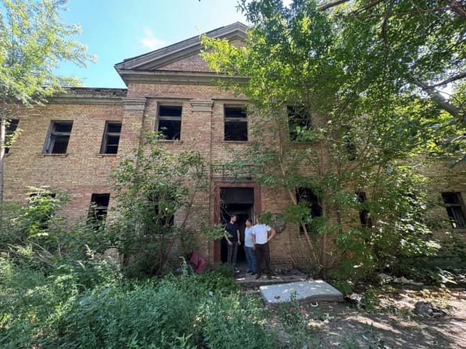 У Дарницькому районі відновлять занедбану будівлю колишніх лазень і створять простір для громади