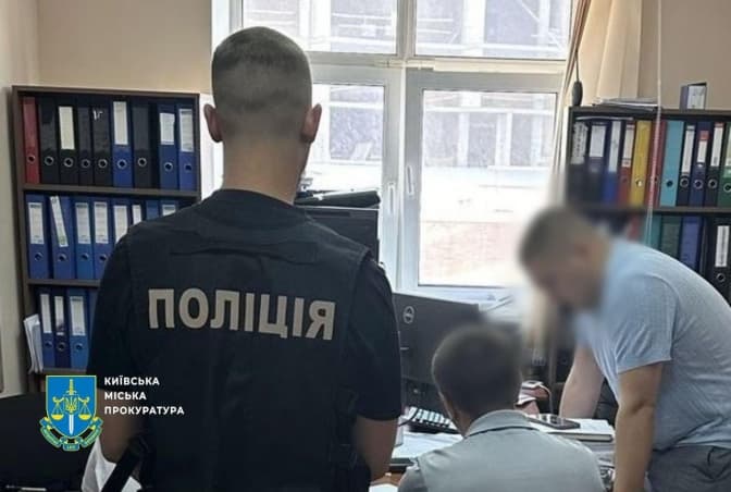 Посадовця Подільської РДА підозрюють у розкраданні 440 тисяч грн на ремонті шкільного укриття
