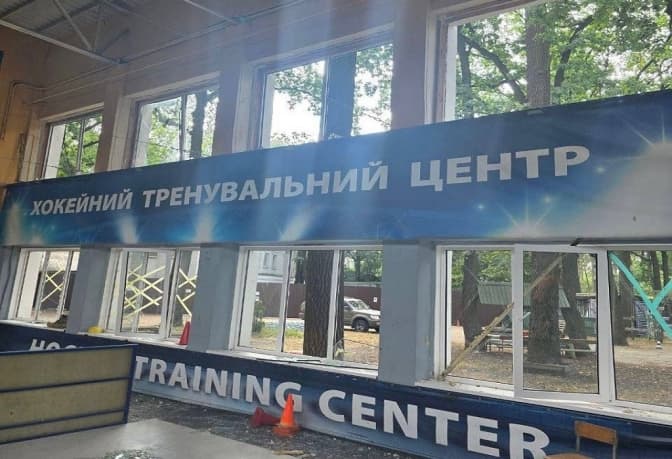 Російський обстріл пошкодив домашню арену хокейного клубу «Сокіл» у Києві