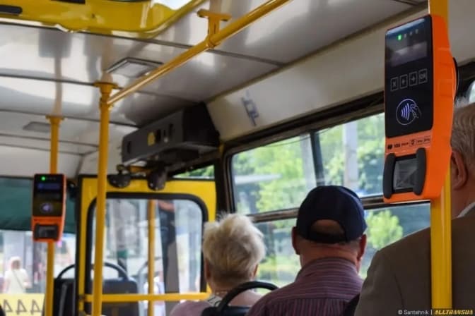 Київських перевізників зобовязують підключити безготівкову оплату в маршрутках
