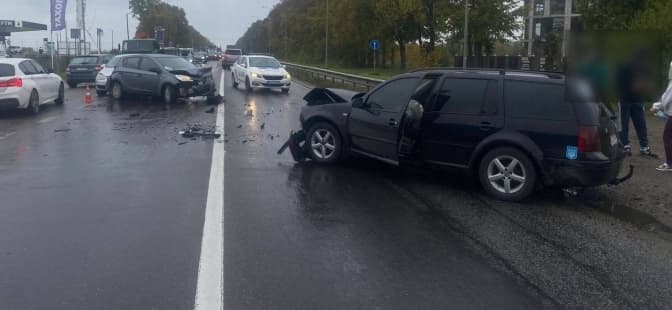 На Львівщині перекрили дорогу через ДТП з травмованими
