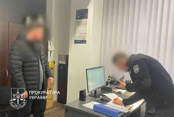 У Києві двох поліціянтів підозрюють у побитті чоловіка біля ТЦК
