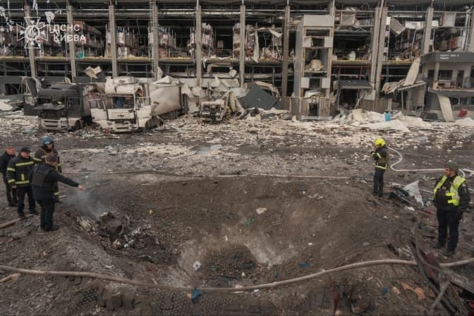 ДСНС показала вирву у Святошинському районі, де загинуло 4 людей