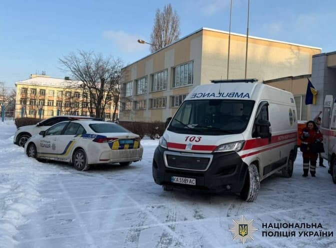 Напад у школі Києва: учень із ножем поранив учительку та однокласника
