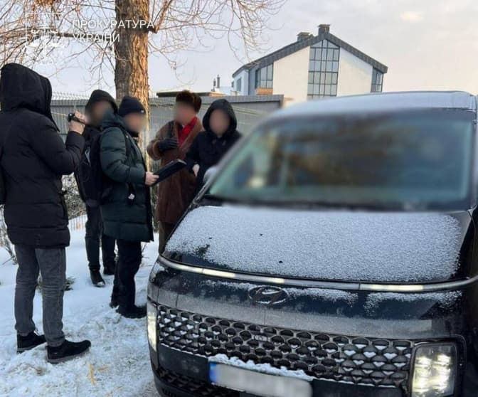 У Дніпровській РДА Києва викрили схему завищення цін на генератори для шкіл: начальниця відділу освіти у розшуку
