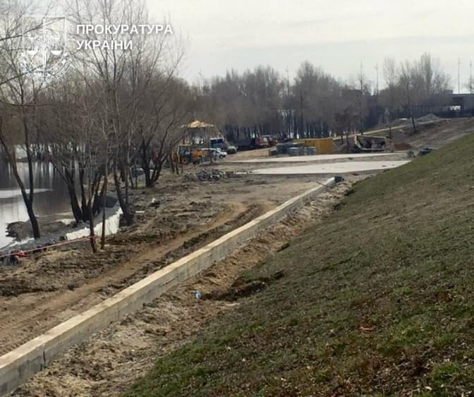 У Києві посадовці “Київзеленбуду” та підприємець отримали підозри у розтраті понад 1 млн грн під час реконструкції парку “Наталка”