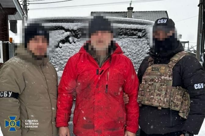 В Києві СБУ затримала агента ФСБ, який передавав росіянами координати ремонтних баз військової техніки