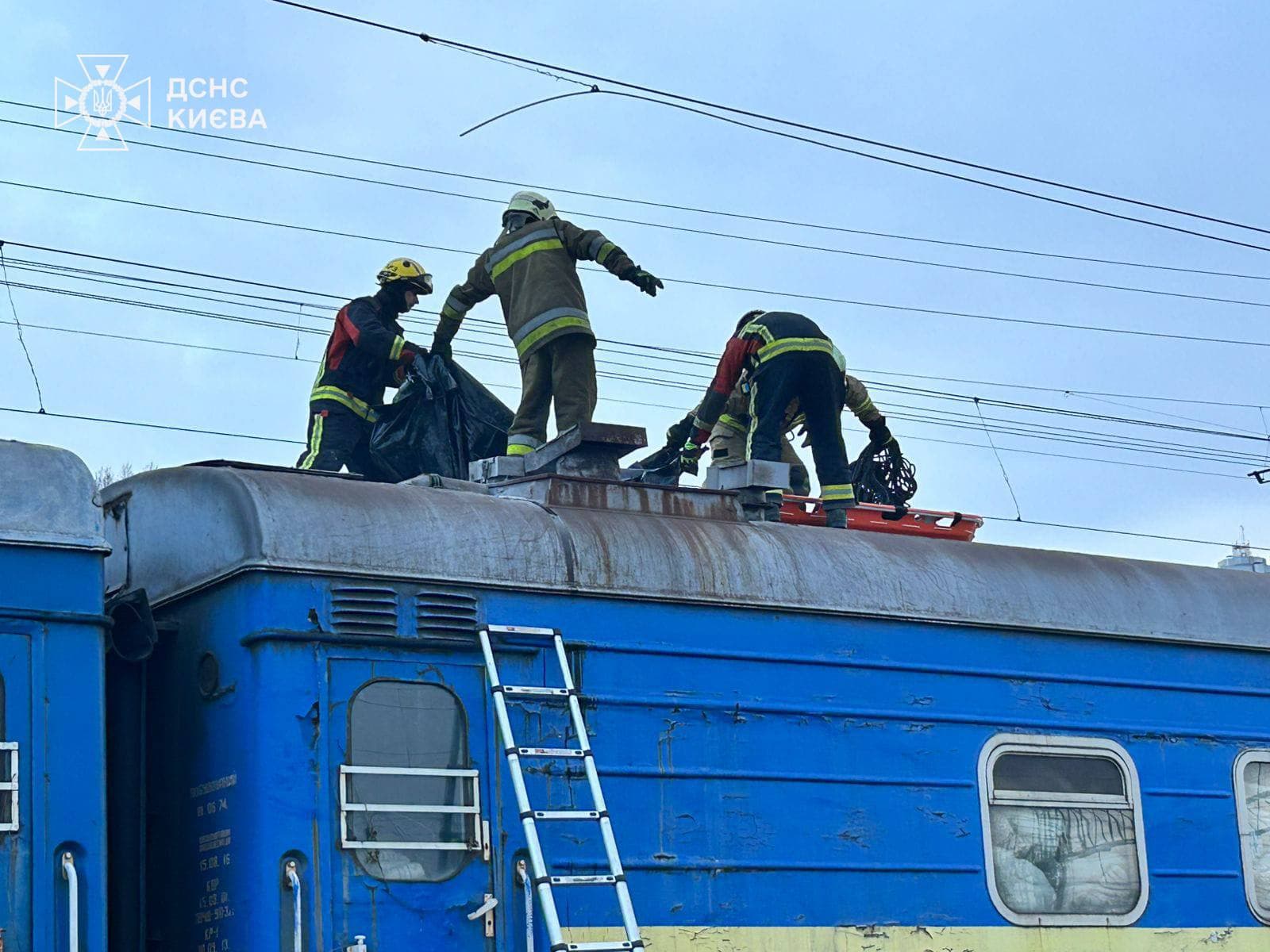 Підлітки вилізли на дах потяга в Києві. Один з них загинув / Фото: ДСНС
