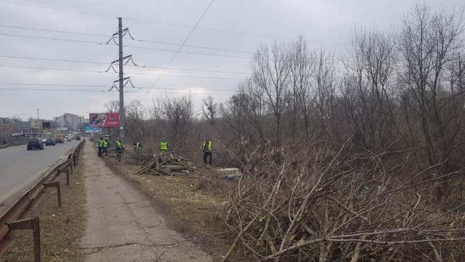 У Бучі облагороджують вулицю Вокзальну. Рік тому тут стояла вщент спалена російська техніка