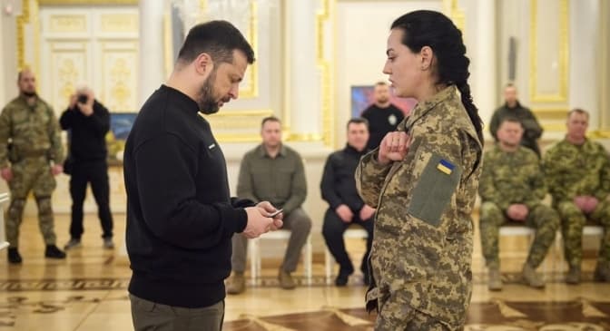 Дівчина загиблого Да Вінчі віддала президенту особистий бойовий шеврон загиблого Героя України