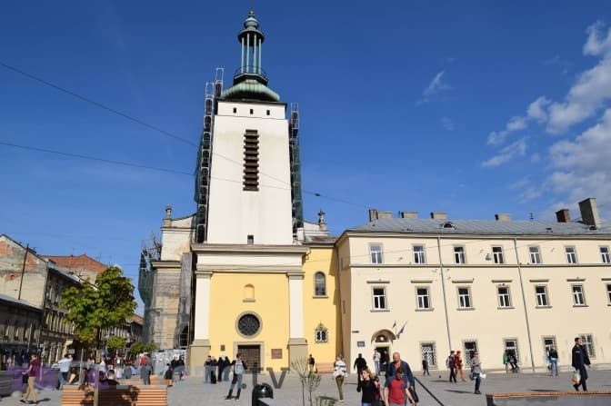 До кінця року у Львові відреставрують фасад музею Пінзеля. Актуальні фото