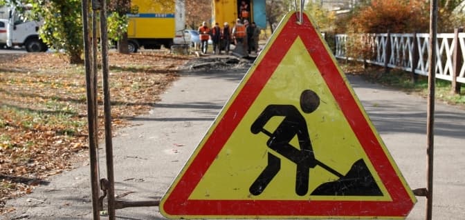 На Дмитрівській в Києві провалився асфальт, рух обмежено, кілька будинків без води