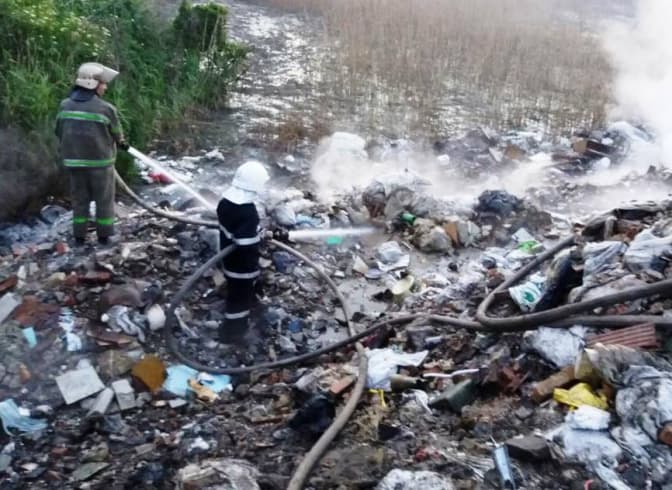На Пластовій горіло сміття