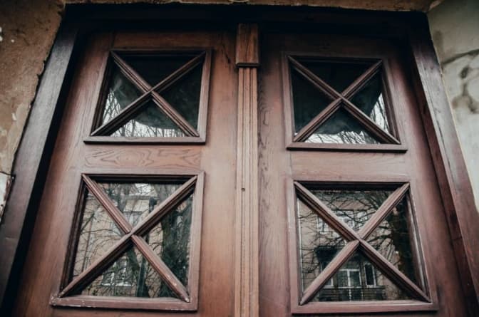 Біля Львівської академії мистецтв відновили історичні двері. Фото до і після