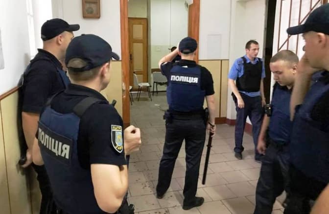 У Львові поліція штурмувала психіатричну лікарню, де пацієнт захопив заручників. Відео