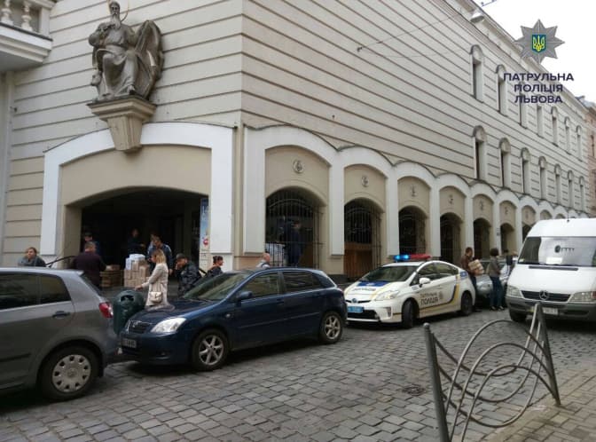 Водіїв закликають не паркуватися на Коперника