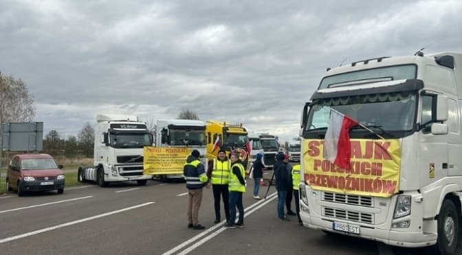 Польські фермери відновлюють блокаду пункту пропуску «Корчова - Краківець»