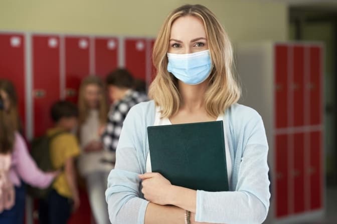 Невакцинованих від Covid-19 освітян на період війни поновлюють на роботі