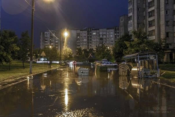 Вночі у Львові затопило Сихів. Фото
