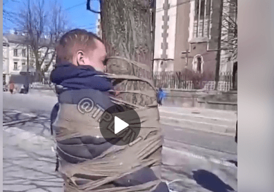 У Львові мешканці покарали злодія і прив’язали його до дерева. Відео