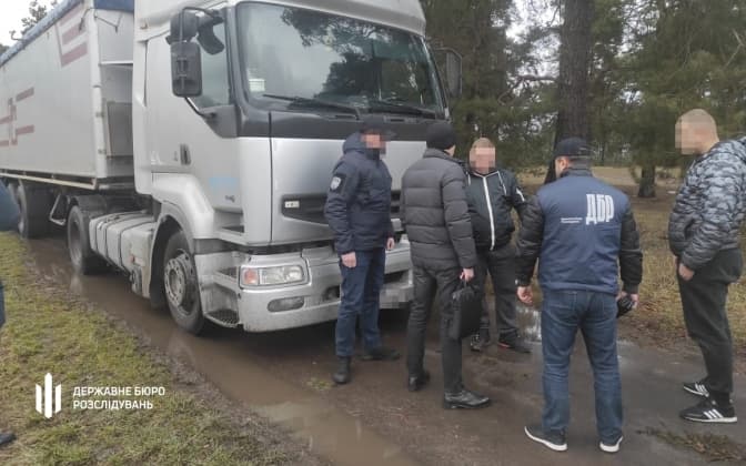 На Львівщині керівник лісництва продавав цінну деревину під виглядом дров