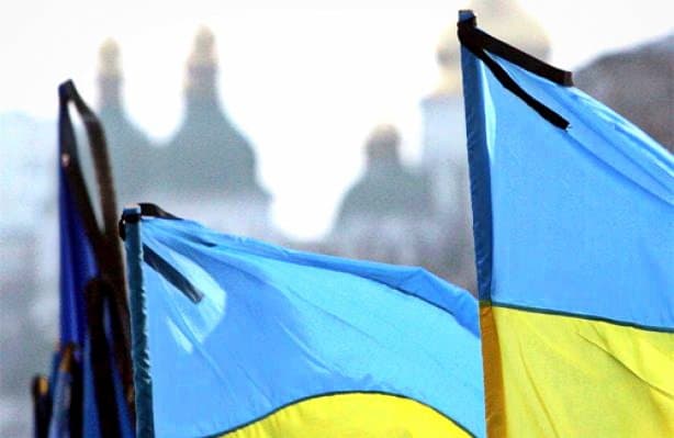 Чому у Львові вивісили прапори із траурними стрічками