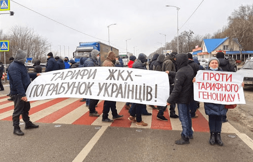 Протести проти підвищення тарифів в Україні та черги на кордоні. Головне за 10 січня
