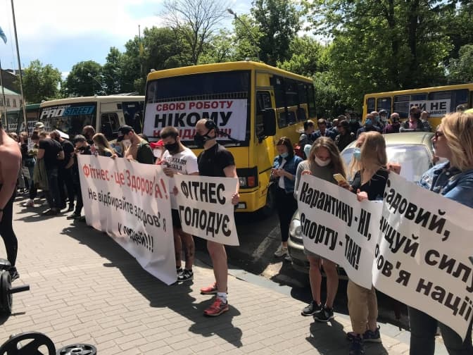 Спортсмени, вихователі і перевізники. Під Львівською ОДА – масові протести. Фото, відео