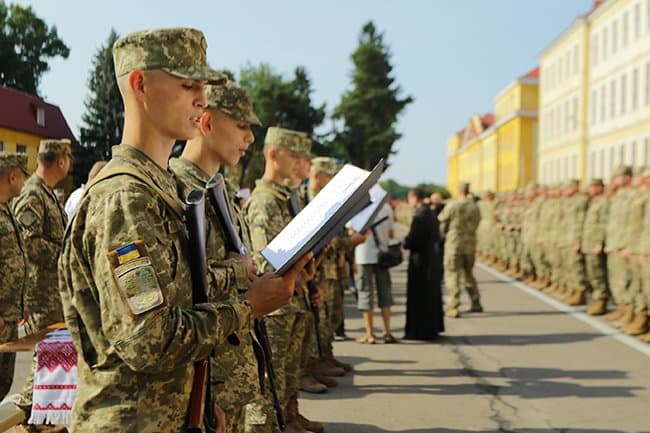Гриценко запевняє, що військову академію у Львові ділити не будуть