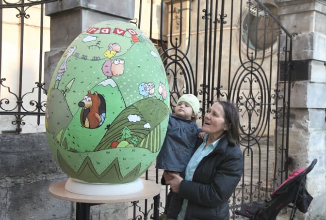 Фото дня: у центрі Львова можна побачити писанки-гіганти